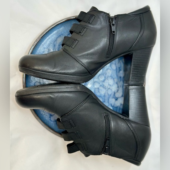 Clarks Women’s Heeled Booties Sz 7.5 - BLACK - Picture 3 of 15